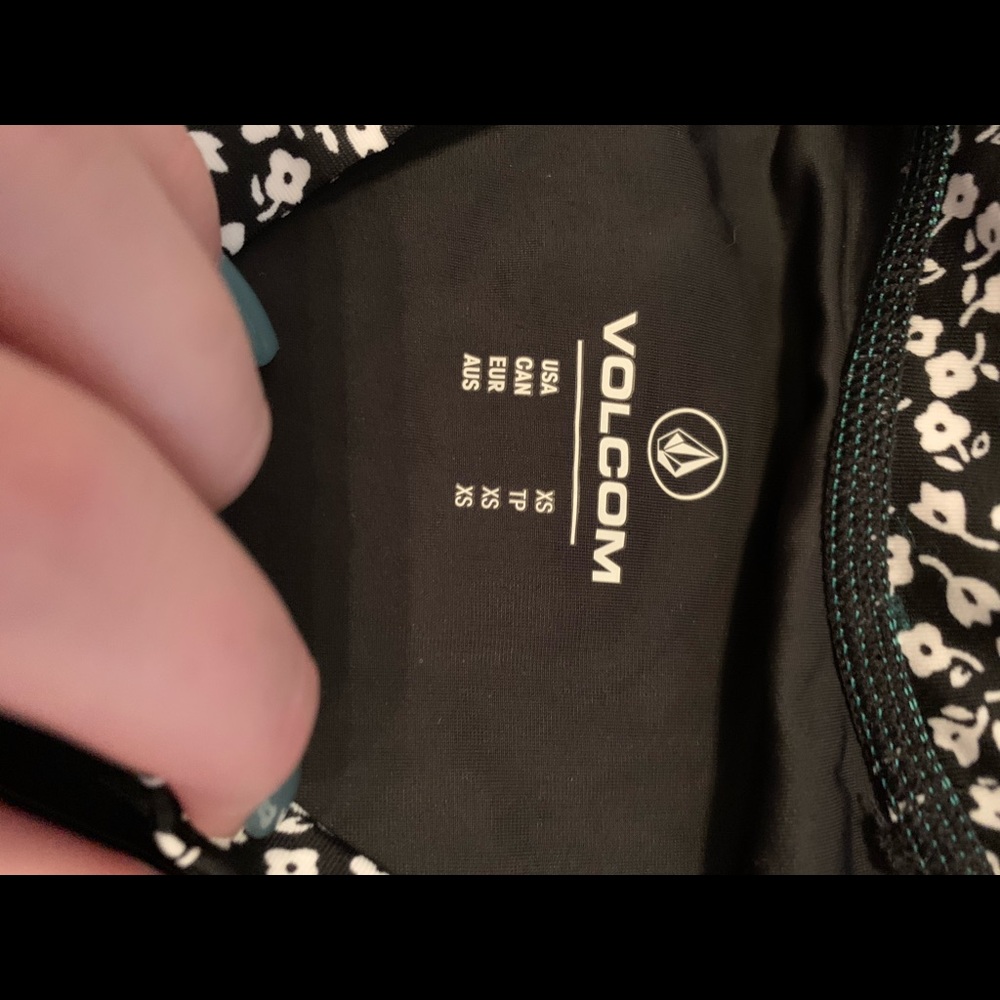 Volcom Rash Guard. - image 3